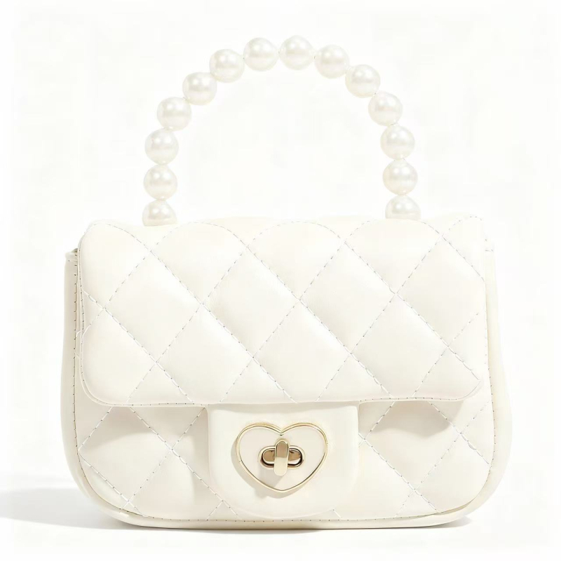 Ženska mini kvadratna torbica s quilted uzorkom i lancem preko ramena, Chanel inspiracija, proljeće 2025, elegantna i moderna