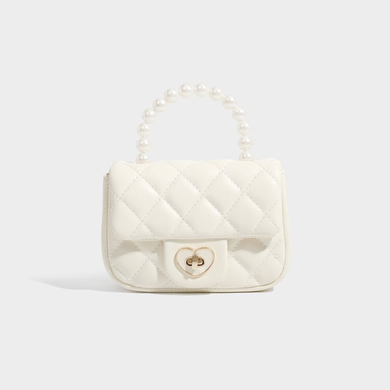 Ženska mini kvadratna torbica s quilted uzorkom i lancem preko ramena, Chanel inspiracija, proljeće 2025, elegantna i moderna