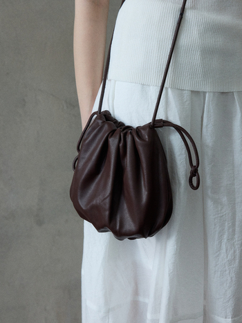 Mala crossbody torba sa šnnom za zatvaranje, oblik školjke, PU koža, mekana tekstura poput oblaka, gradski stil