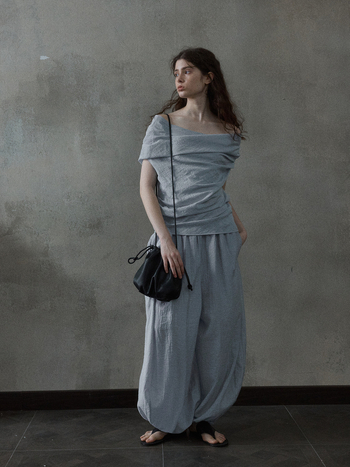 Mala crossbody torba sa šnnom za zatvaranje, oblik školjke, PU koža, mekana tekstura poput oblaka, gradski stil