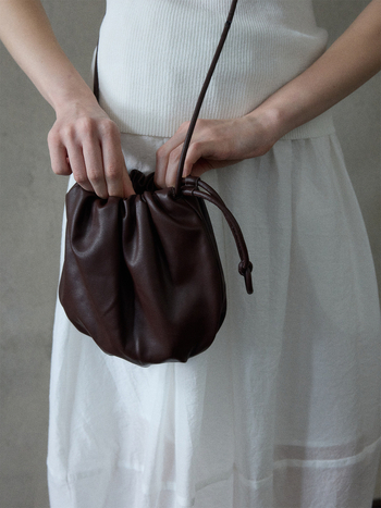 Mala crossbody torba sa šnnom za zatvaranje, oblik školjke, PU koža, mekana tekstura poput oblaka, gradski stil