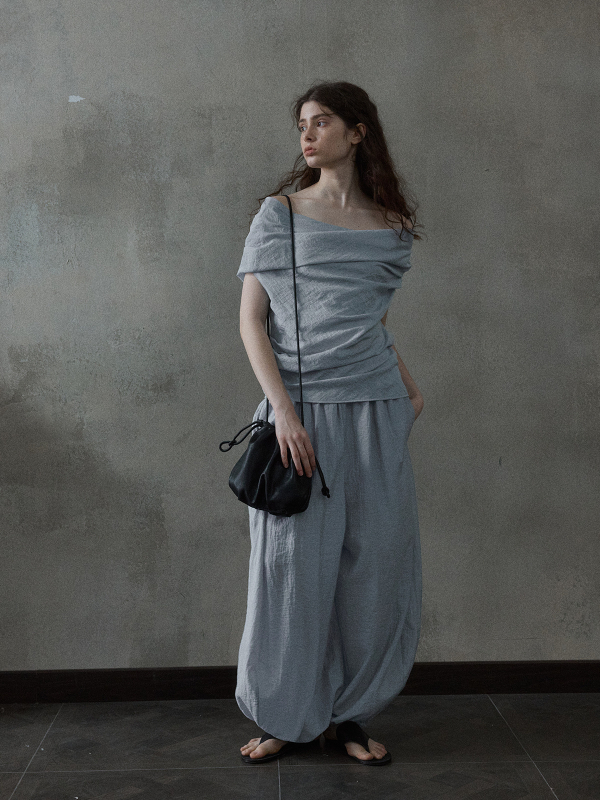 Mala crossbody torba sa šnnom za zatvaranje, oblik školjke, PU koža, mekana tekstura poput oblaka, gradski stil
