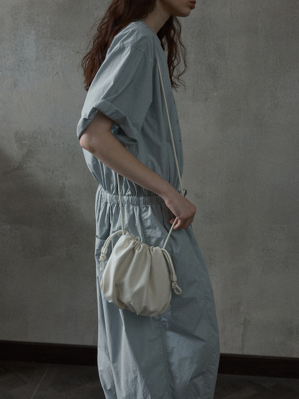 Mala crossbody torba sa šnnom za zatvaranje, oblik školjke, PU koža, mekana tekstura poput oblaka, gradski stil