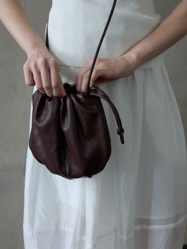 Mala crossbody torba sa šnnom za zatvaranje, oblik školjke, PU koža, mekana tekstura poput oblaka, gradski stil