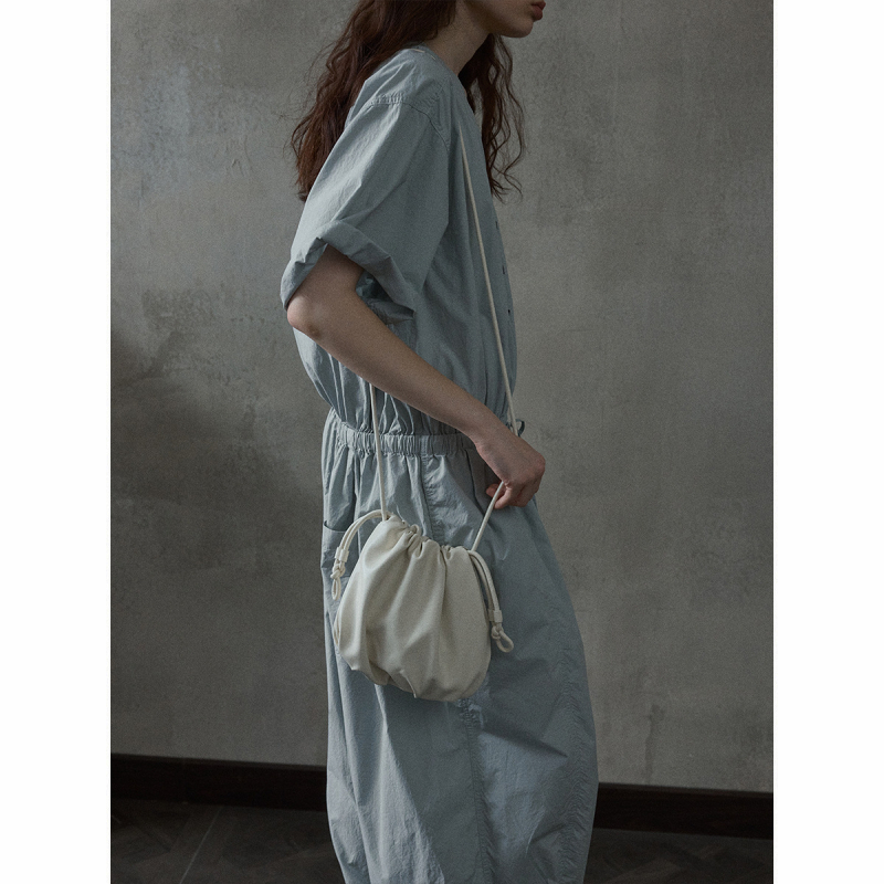 Mala crossbody torba sa šnnom za zatvaranje, oblik školjke, PU koža, mekana tekstura poput oblaka, gradski stil
