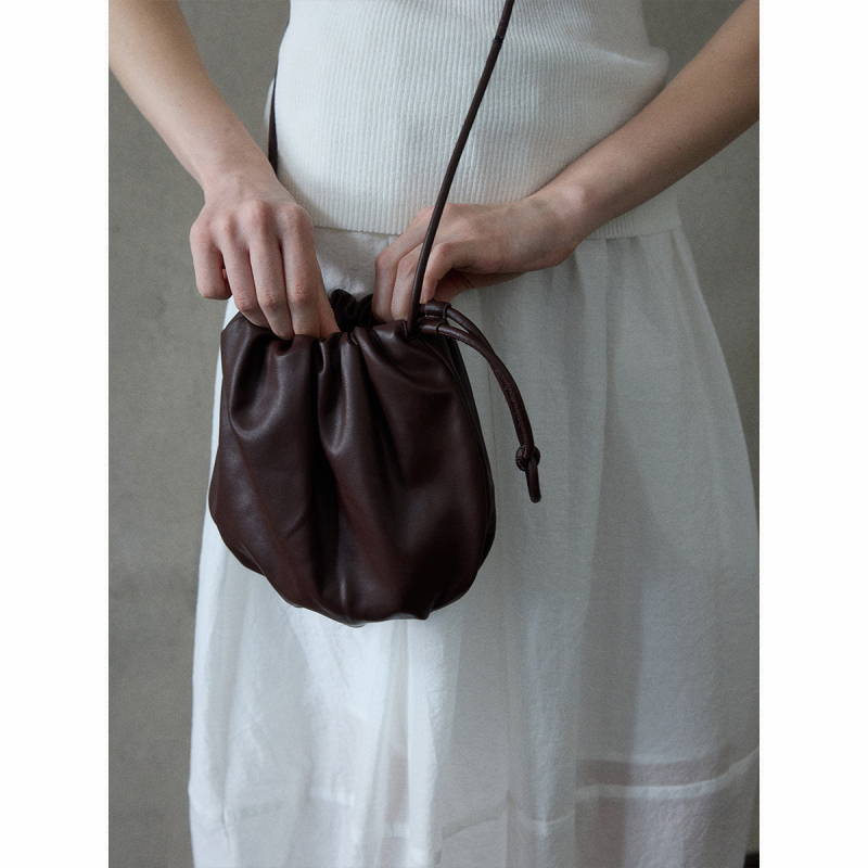 Mala crossbody torba sa šnnom za zatvaranje, oblik školjke, PU koža, mekana tekstura poput oblaka, gradski stil