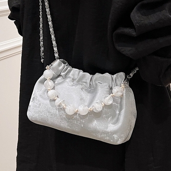 Srebrna plisirana torba s lancem, u stilu kineskog nacionalnog dizajna, novi model 2025, crossbody torba preko ramena, detalj biserne knedle