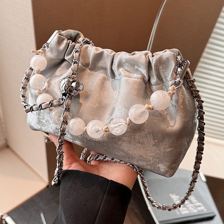 Srebrna plisirana torba s lancem, u stilu kineskog nacionalnog dizajna, novi model 2025, crossbody torba preko ramena, detalj biserne knedle