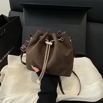 Mala matirana bucket torbica za žene, jesen 2025, elegantna lančana crossbody torba s dizajnom oblaka