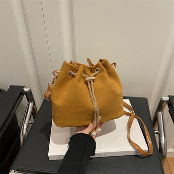 Mala matirana bucket torbica za žene, jesen 2025, elegantna lančana crossbody torba s dizajnom oblaka