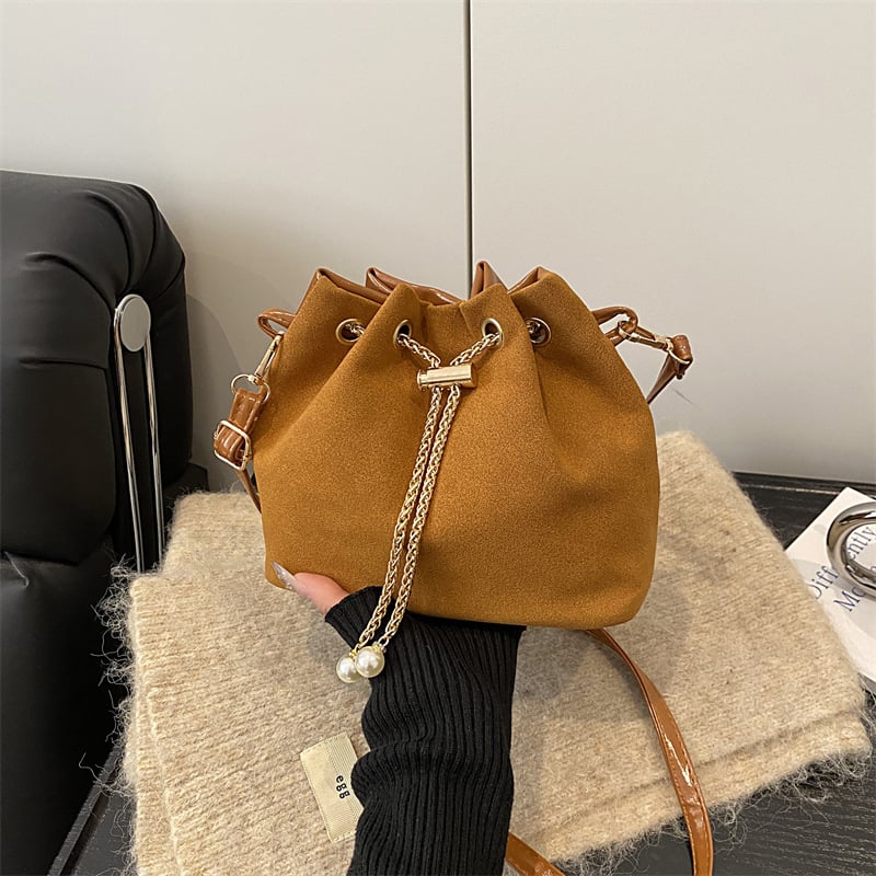 Mala matirana bucket torbica za žene, jesen 2025, elegantna lančana crossbody torba s dizajnom oblaka