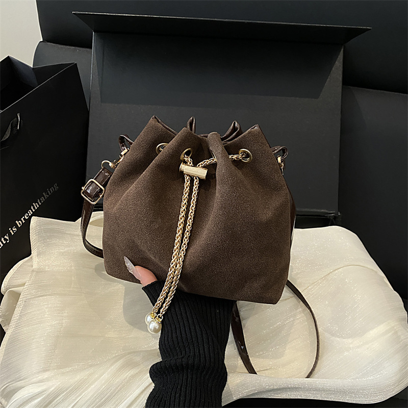 Mala matirana bucket torbica za žene, jesen 2025, elegantna lančana crossbody torba s dizajnom oblaka