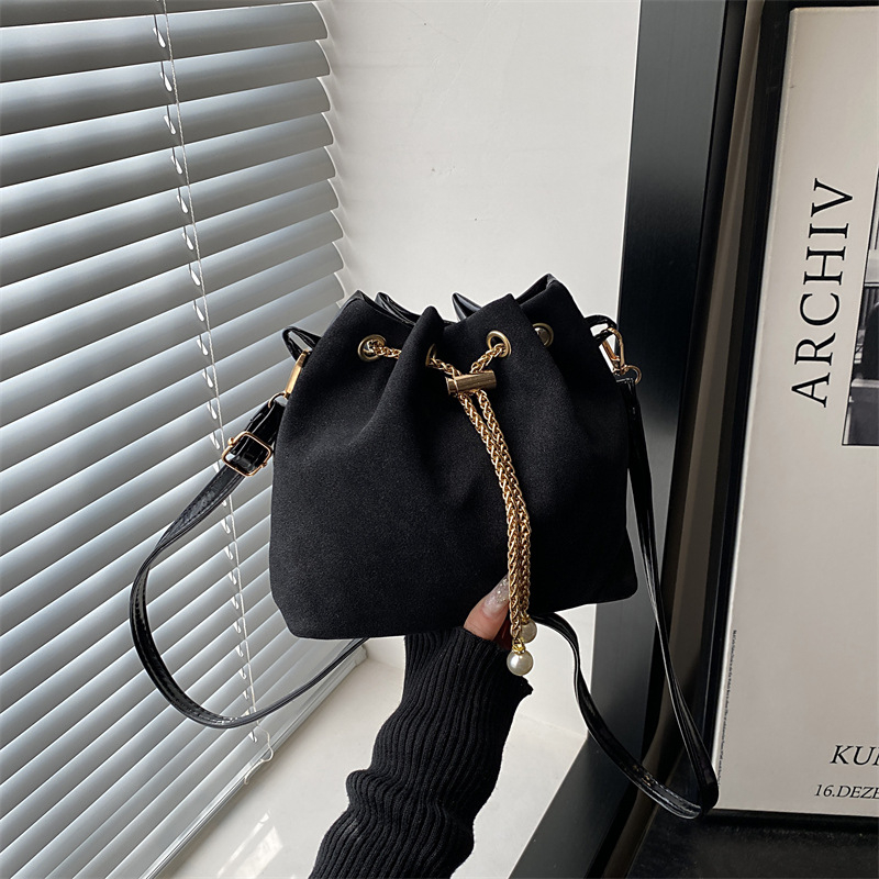 Mala matirana bucket torbica za žene, jesen 2025, elegantna lančana crossbody torba s dizajnom oblaka