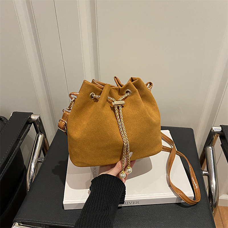 Mala matirana bucket torbica za žene, jesen 2025, elegantna lančana crossbody torba s dizajnom oblaka