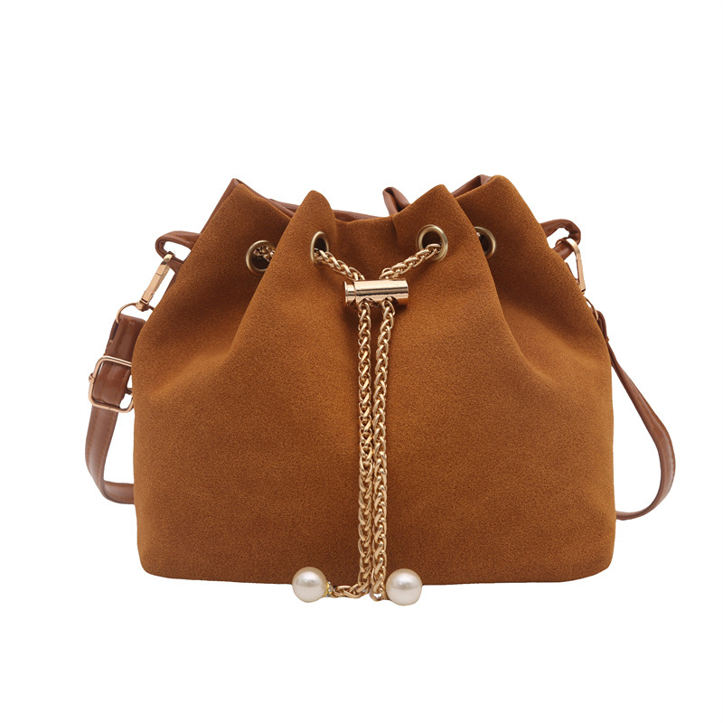 Mala matirana bucket torbica za žene, jesen 2025, elegantna lančana crossbody torba s dizajnom oblaka