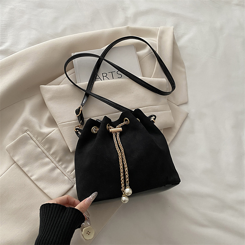 Mala matirana bucket torbica za žene, jesen 2025, elegantna lančana crossbody torba s dizajnom oblaka