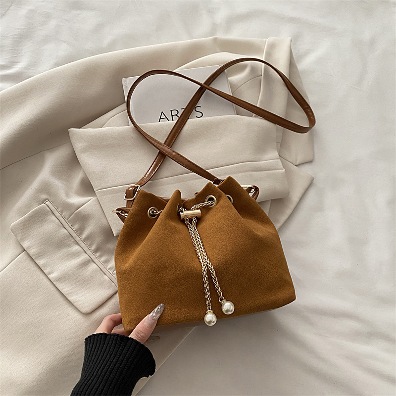 Mala matirana bucket torbica za žene, jesen 2025, elegantna lančana crossbody torba s dizajnom oblaka