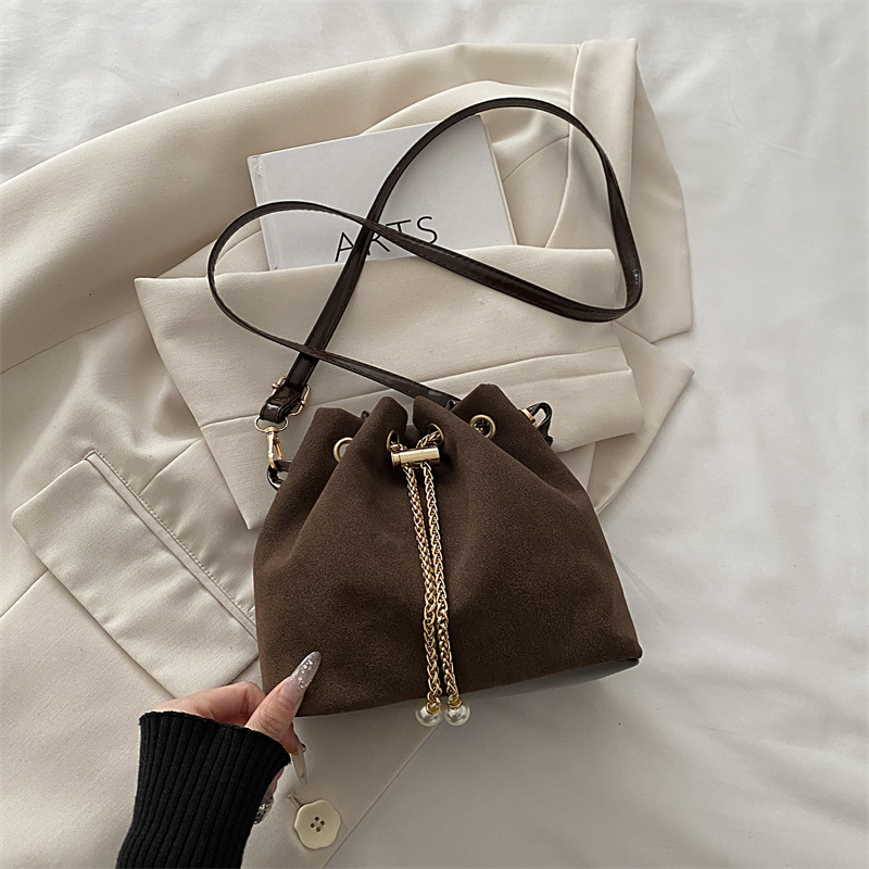 Mala matirana bucket torbica za žene, jesen 2025, elegantna lančana crossbody torba s dizajnom oblaka