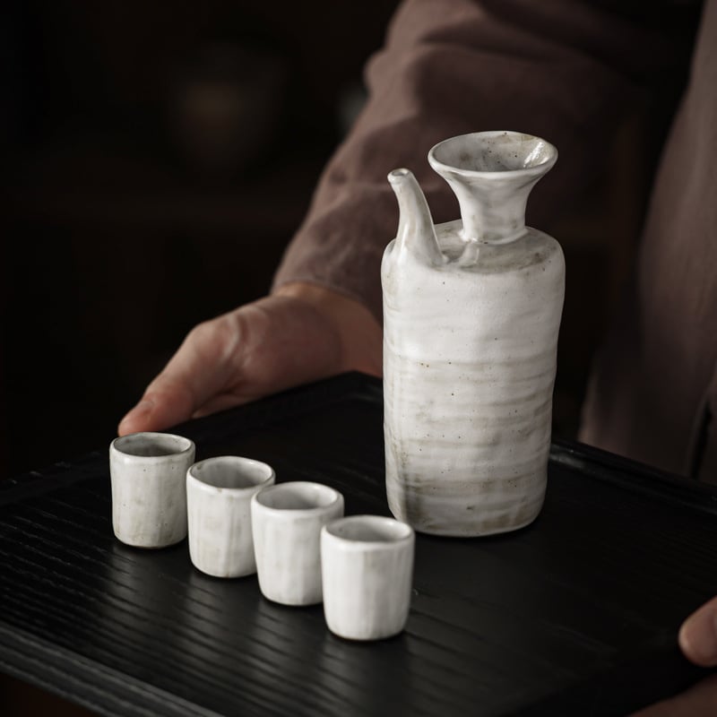Set ceramic pentru servirea vinului și sake, cu o oală și patru pahare, în stil vintage