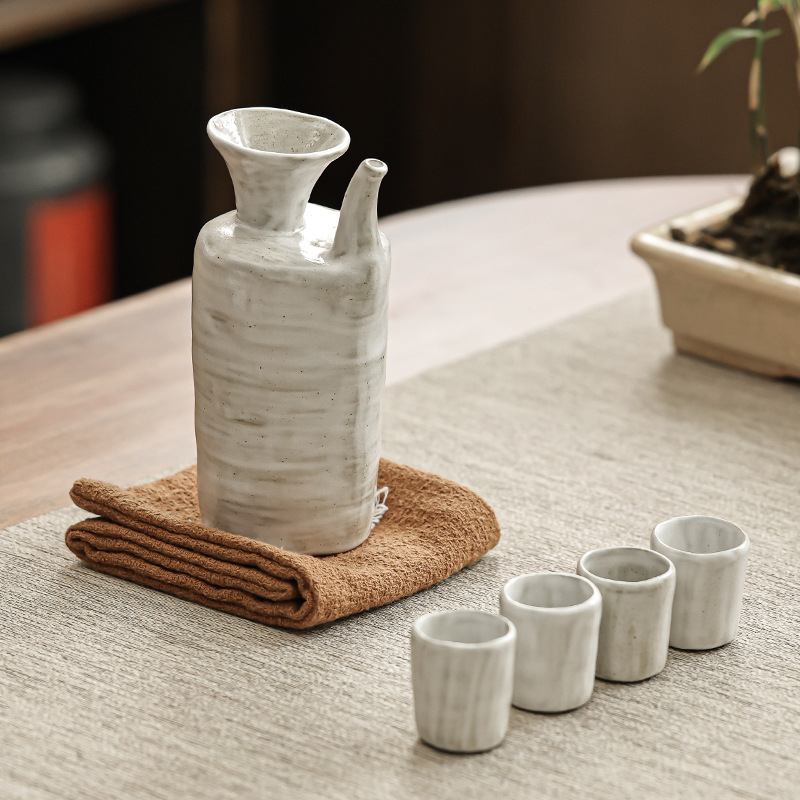 Set ceramic pentru servirea vinului și sake, cu o oală și patru pahare, în stil vintage