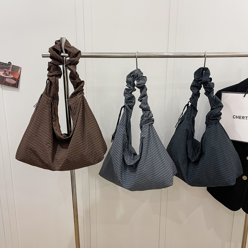 2026 Nova karirana Puff torba za žene, velika kapaciteta, torba preko ramena i crossbody, svestrana i moderna Cloud torba