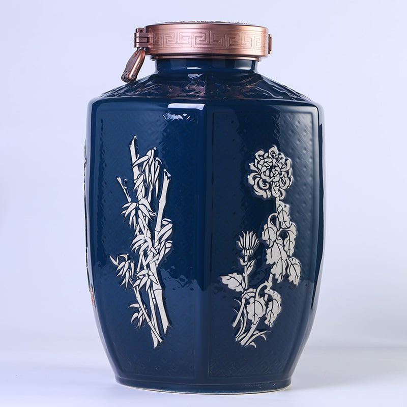 Recipient ceramic pentru depozitare pe termen lung a băuturilor alcoolice, sigilat