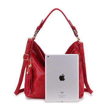 PU női táska kígyó mintával, bojt díszítéssel, hold alakú formával, váll- és crossbody pánttal