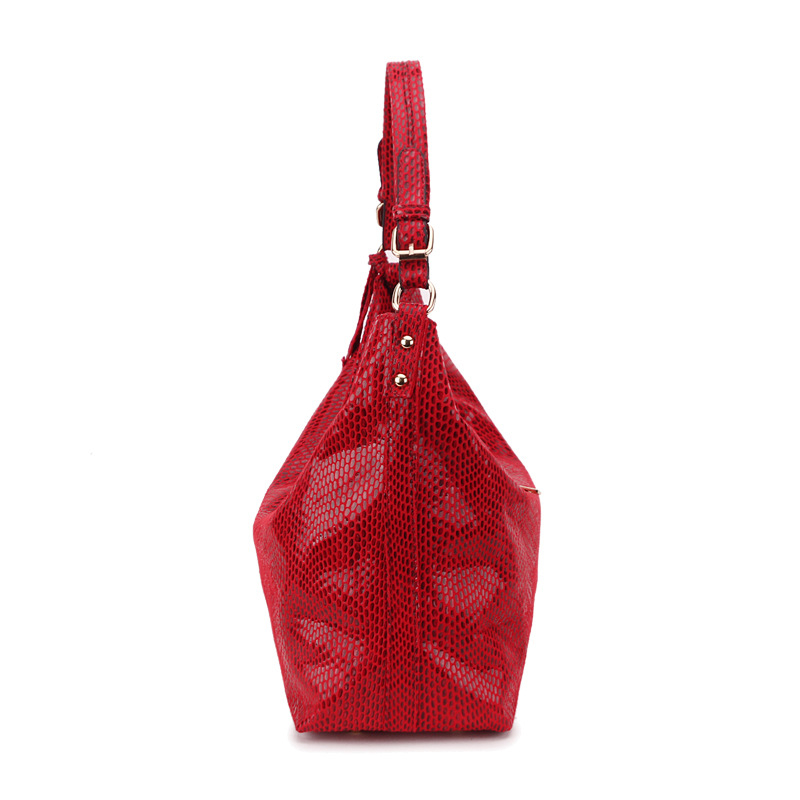 PU női táska kígyó mintával, bojt díszítéssel, hold alakú formával, váll- és crossbody pánttal