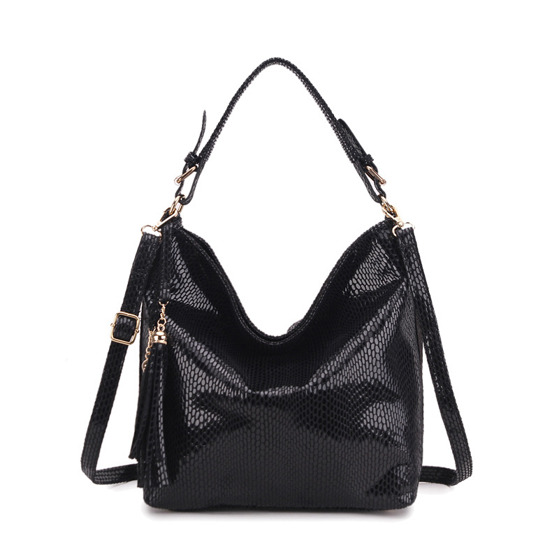 PU női táska kígyó mintával, bojt díszítéssel, hold alakú formával, váll- és crossbody pánttal