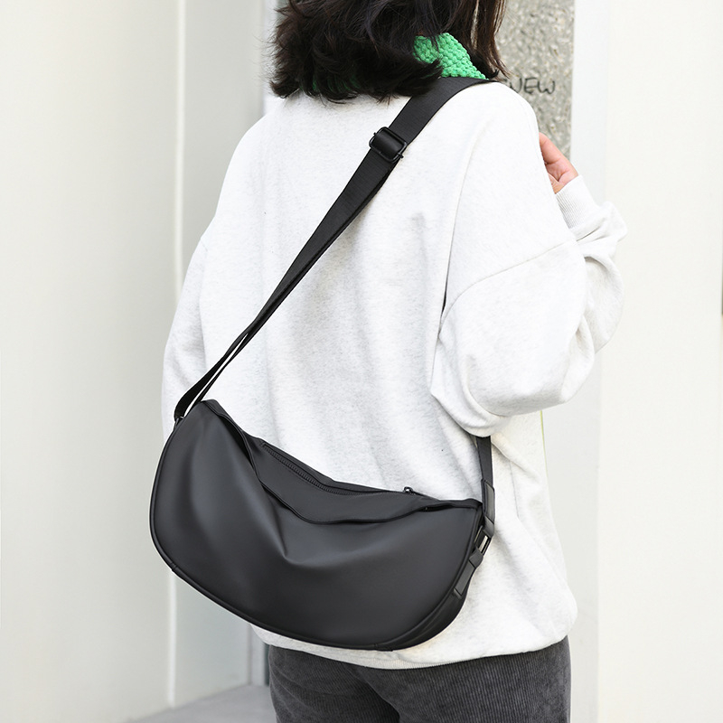 Unisex crossbody torba preko ramena, minimalistička i stilna, svestrana dnevna torba