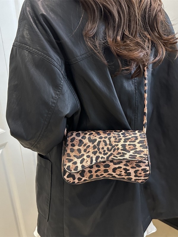 Ženska kožna mala kvadratna torbica s dugim remenom, smeđi leopard uzorak, crossbody torbica za rame, proljeće 2025