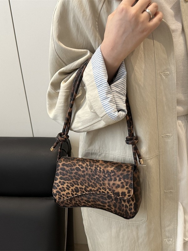 Ženska kožna mala kvadratna torbica s dugim remenom, smeđi leopard uzorak, crossbody torbica za rame, proljeće 2025