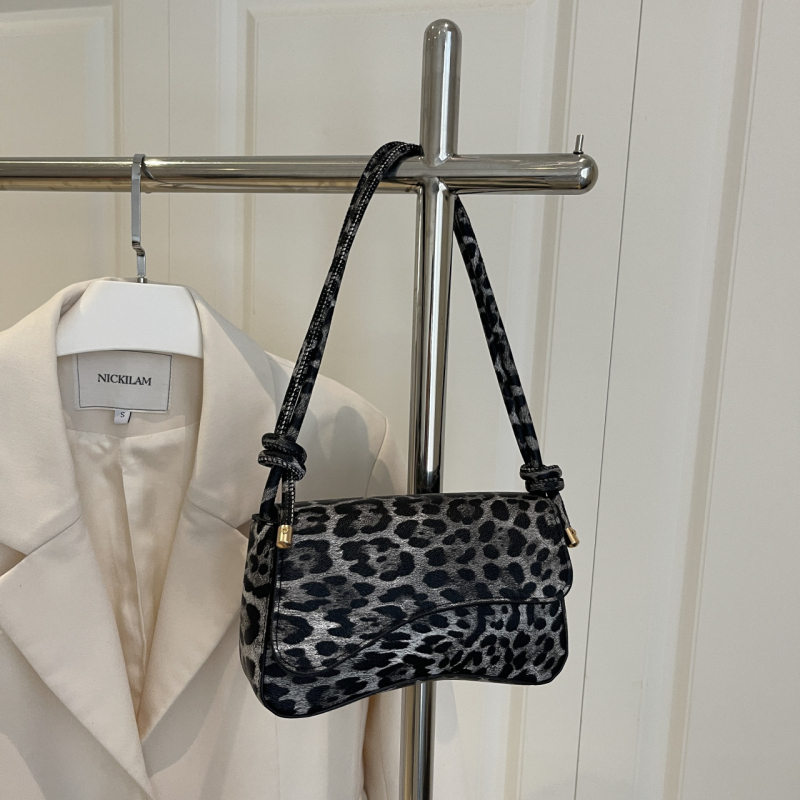 Ženska kožna mala kvadratna torbica s dugim remenom, smeđi leopard uzorak, crossbody torbica za rame, proljeće 2025
