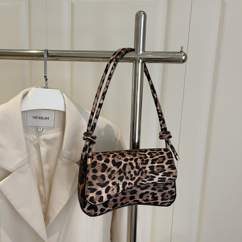 Ženska kožna mala kvadratna torbica s dugim remenom, smeđi leopard uzorak, crossbody torbica za rame, proljeće 2025