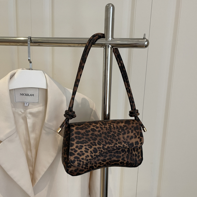 Ženska kožna mala kvadratna torbica s dugim remenom, smeđi leopard uzorak, crossbody torbica za rame, proljeće 2025