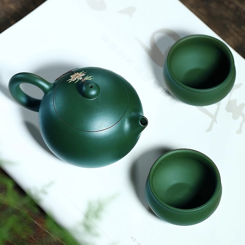 Ceainic din lut purpuriu cu motiv de floare de prune, design modern minimalist