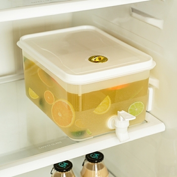 Recipient din plastic pentru apă rece cu robinet, rezistent la temperaturi înalte, potrivit pentru sucuri, băuturi și ceai de fructe; disponibil în capacități mari și mici.