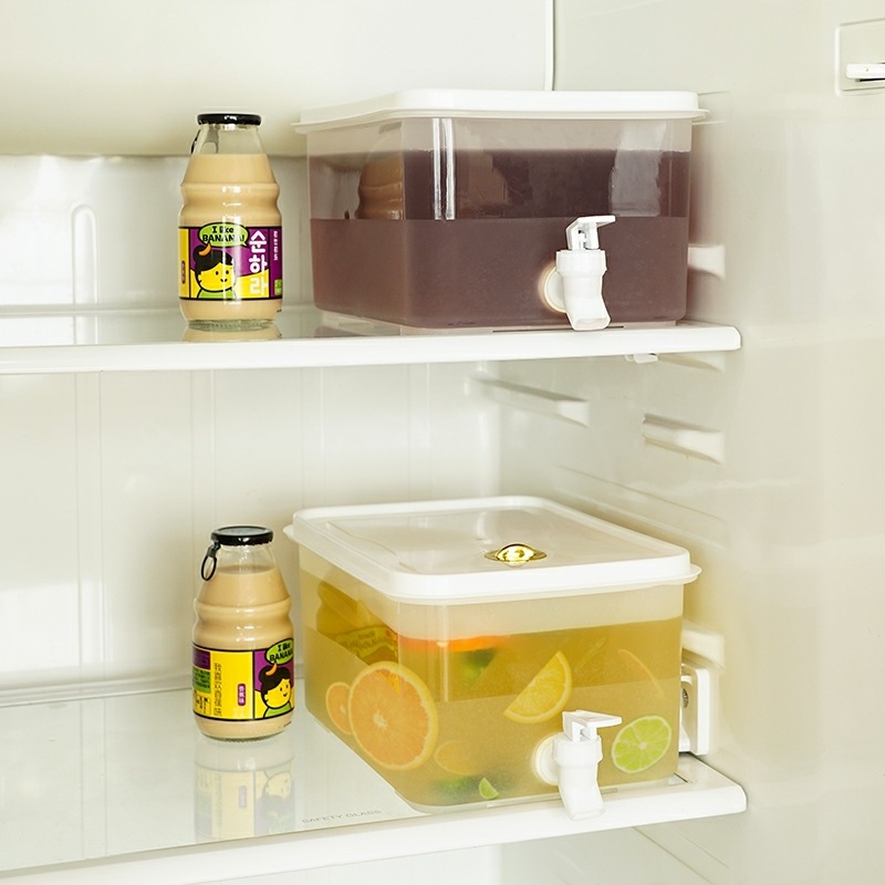 Recipient din plastic pentru apă rece cu robinet, rezistent la temperaturi înalte, potrivit pentru sucuri, băuturi și ceai de fructe; disponibil în capacități mari și mici.