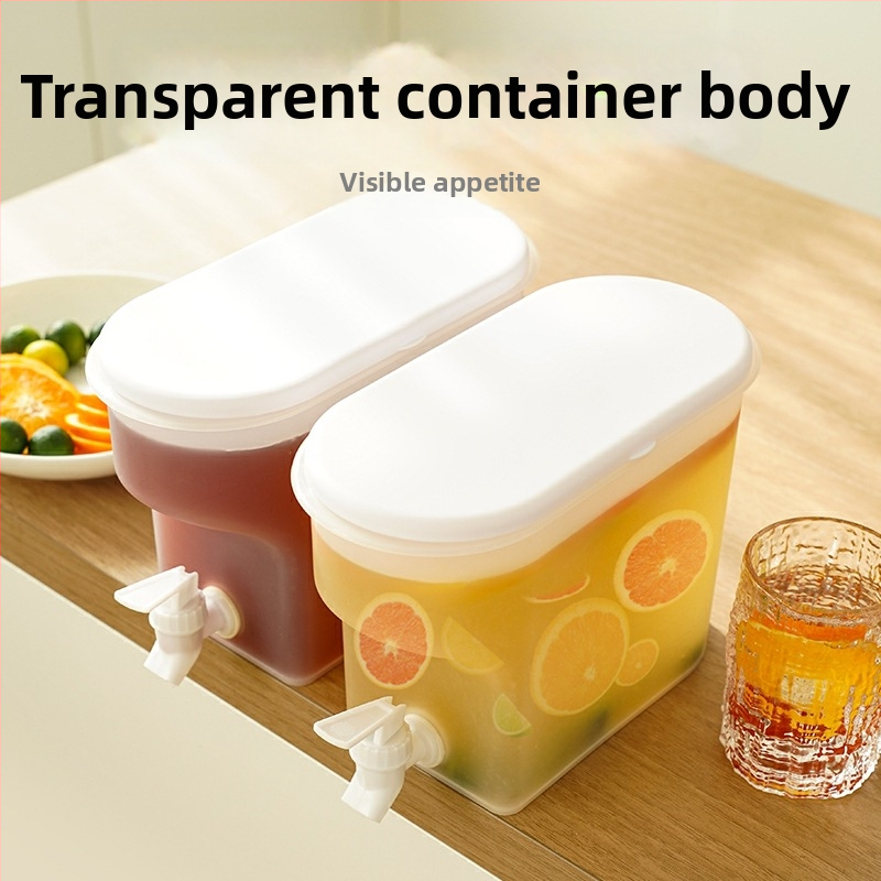 Recipient din plastic pentru apă rece cu robinet, rezistent la temperaturi înalte, potrivit pentru sucuri, băuturi și ceai de fructe; disponibil în capacități mari și mici.