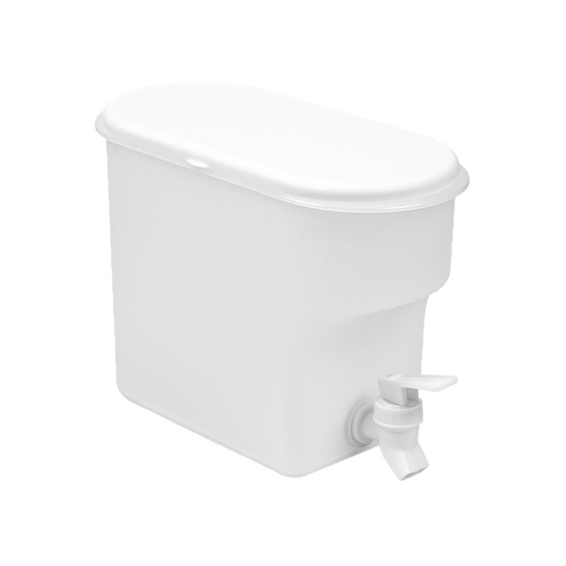 Recipient din plastic pentru apă rece cu robinet, rezistent la temperaturi înalte, potrivit pentru sucuri, băuturi și ceai de fructe; disponibil în capacități mari și mici.