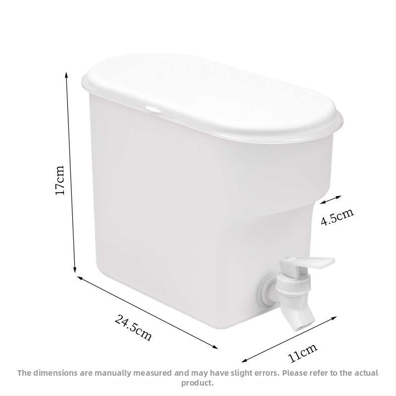 Recipient din plastic pentru apă rece cu robinet, rezistent la temperaturi înalte, potrivit pentru sucuri, băuturi și ceai de fructe; disponibil în capacități mari și mici.