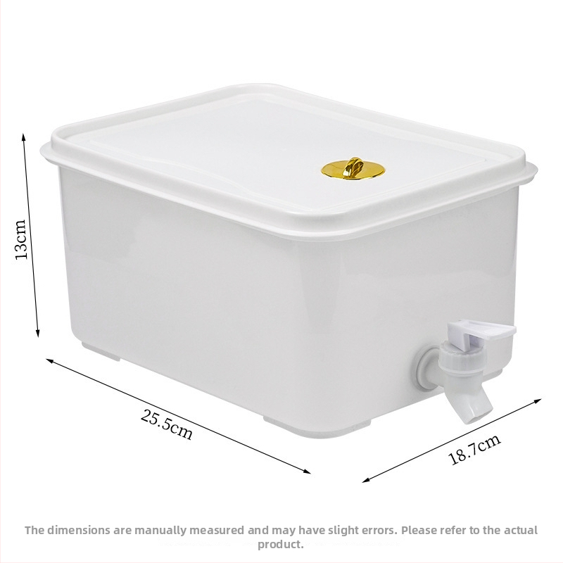 Recipient din plastic pentru apă rece cu robinet, rezistent la temperaturi înalte, potrivit pentru sucuri, băuturi și ceai de fructe; disponibil în capacități mari și mici.