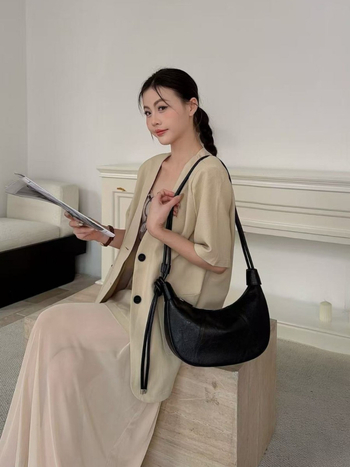 Ženska torbica pod pazuhom s korejskim dizajnom, proljeće 2026, dumpling torba, oblik polumjeseca, crossbody s jednom remenom
