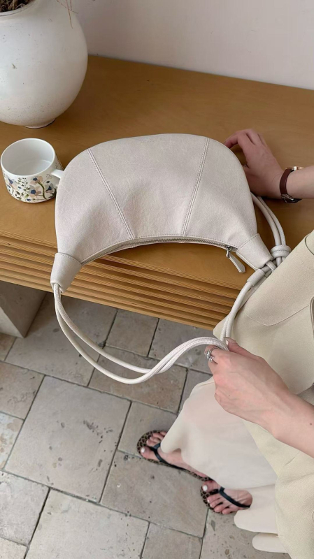Ženska torbica pod pazuhom s korejskim dizajnom, proljeće 2026, dumpling torba, oblik polumjeseca, crossbody s jednom remenom
