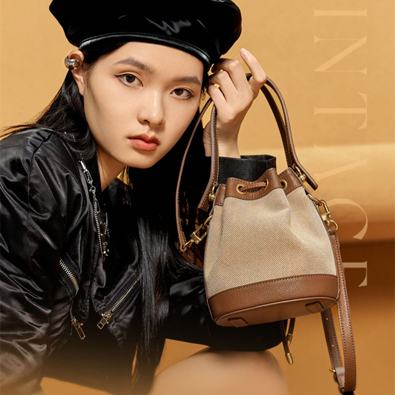 Modna lagana luksuzna bucket torba, 2026 novi model, nišna i svestrana torba za rame i crossbody za žene