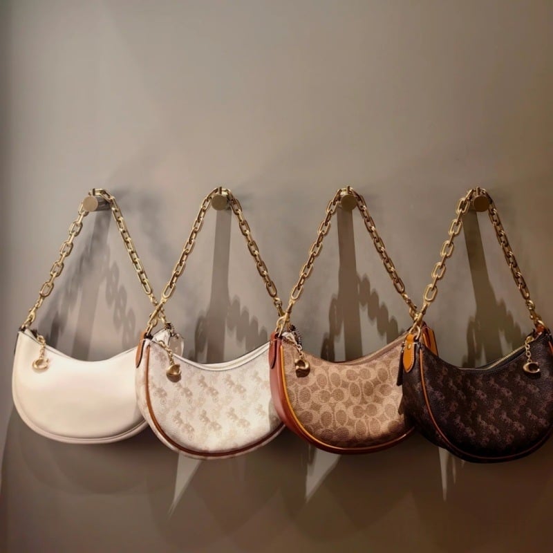 Koujia Mira luksuzna ženska torbica s otiskom kočije, lančani remen preko jednog ramena, oblik polumjeseca, mala crossbody torbica