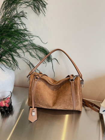 Ženska torba od nubuka, lagani luksuz, model 2026, Boston torba s jastučastim oblikom, za rameni ili crossbody nosenje