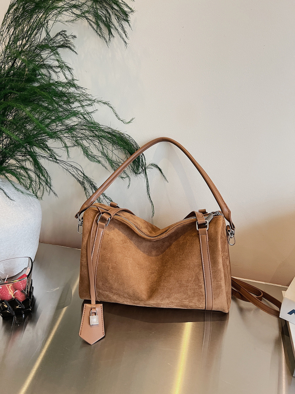 Ženska torba od nubuka, lagani luksuz, model 2026, Boston torba s jastučastim oblikom, za rameni ili crossbody nosenje