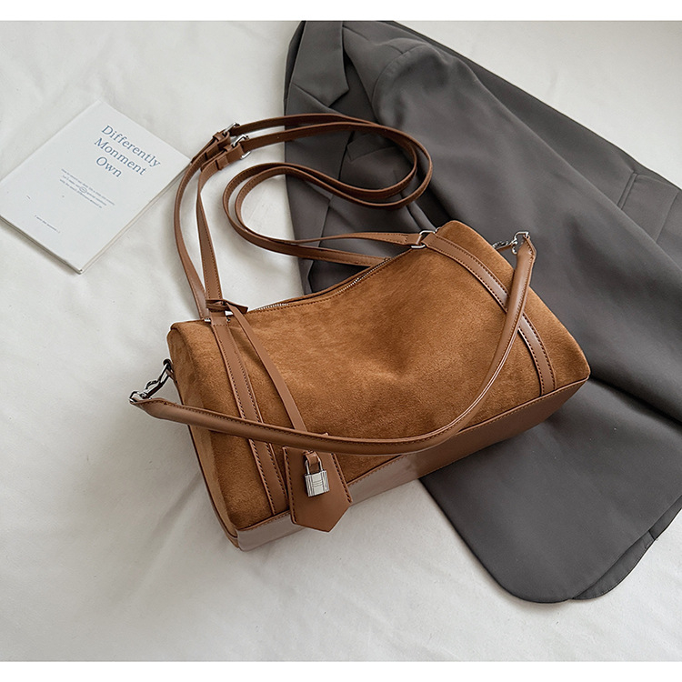 Ženska torba od nubuka, lagani luksuz, model 2026, Boston torba s jastučastim oblikom, za rameni ili crossbody nosenje
