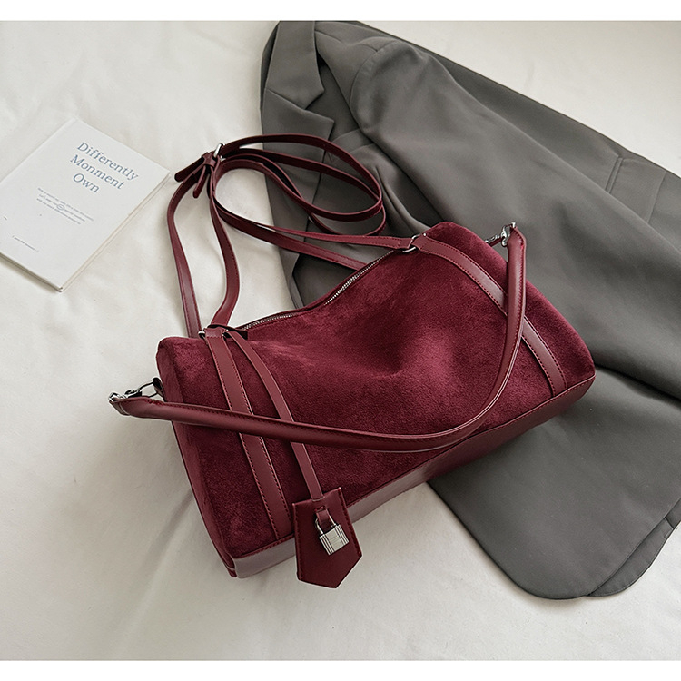 Ženska torba od nubuka, lagani luksuz, model 2026, Boston torba s jastučastim oblikom, za rameni ili crossbody nosenje